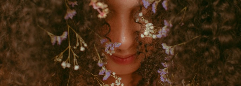 Femme qui a des fleurs dans les cheveux