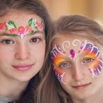 Enfants qui portent du maquillage de fête