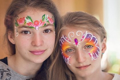 Enfants qui portent du maquillage de fête