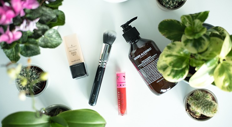 Produits de maquillage naturel entourés de plantes